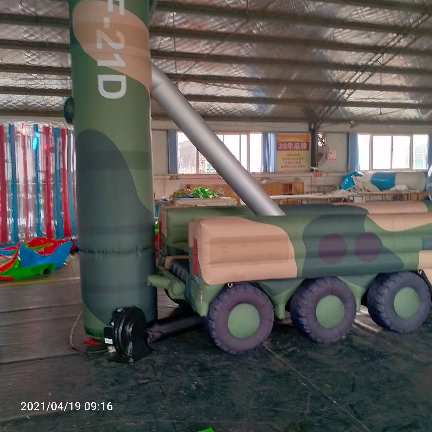 肥东军事演习中的充气目标车辆：模拟发射车雷达车坦克飞机
